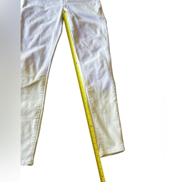 Madewell Curvy High Rise Skinny Jeans in Pure White - Picture 14 of 16